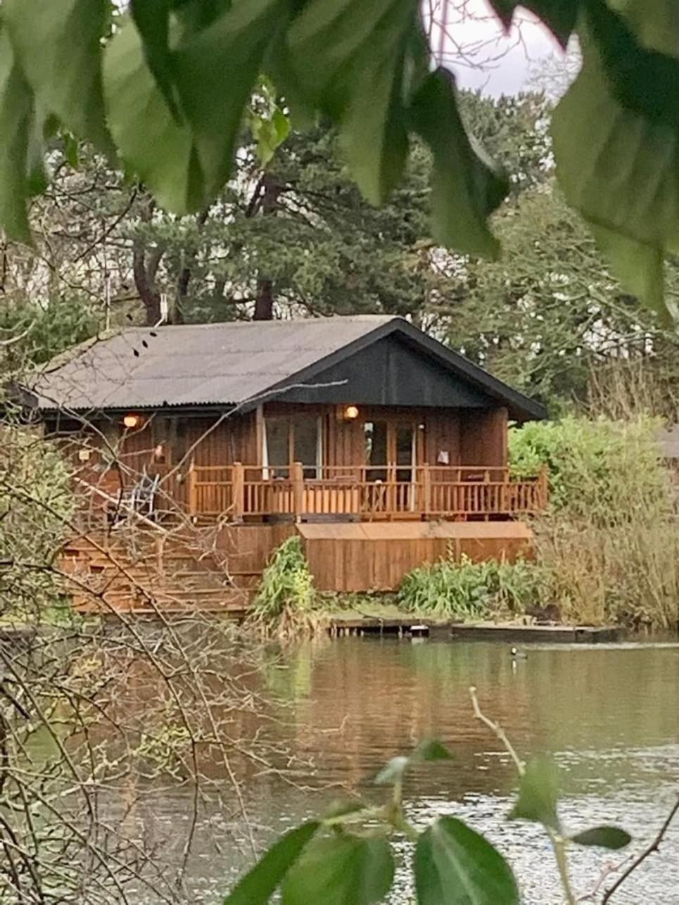Holly Lodge 12 Hot Tub Йорк Екстериор снимка